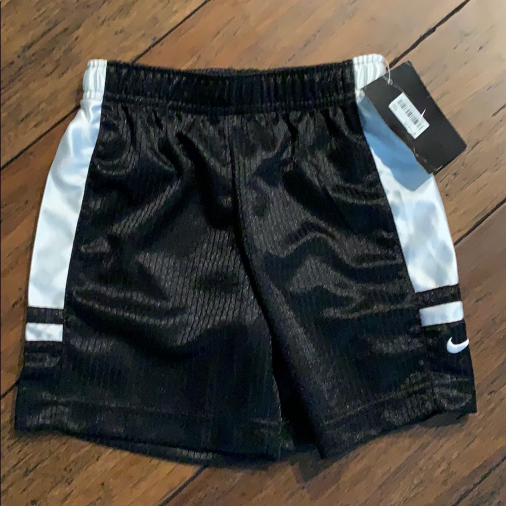NWT Boys Nike shorts, size 4